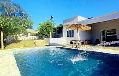 Imagem: A casa possui 3 Dormitórios, 2 Banheiros, 3 Vagas na garagem