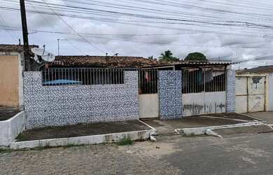 Imagem: A casa possui 4 Dormitórios, 2 Banheiros, 1 Vaga na garagem