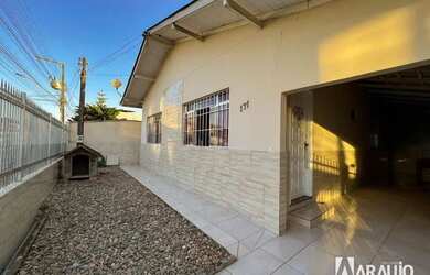 Imagem: A casa possui 3 Dormitórios, 2 Banheiros, 3 Vagas na garagem