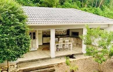 Imagem: A casa possui 3 Dormitórios, 5 Banheiros, 3 Vagas na garagem