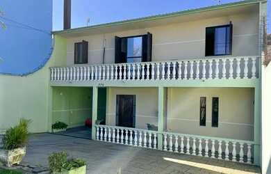 Imagem: A casa possui 4 Dormitórios, 3 Banheiros, 5 Vagas na garagem