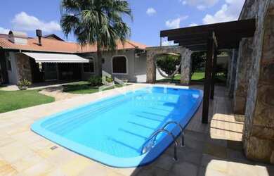 Imagem: A casa possui 4 Dormitórios, 5 Banheiros, 2 Vagas na garagem