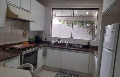 Imagem: A casa possui 3 Dormitórios, 3 Banheiros, 4 Vagas na garagem