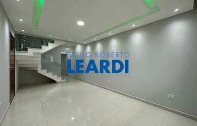 Imagem: A casa possui 3 Dormitórios, 4 Banheiros, 2 Vagas na garagem