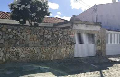 Imagem: A casa possui 3 Dormitórios, 2 Banheiros, 1 Vaga na garagem