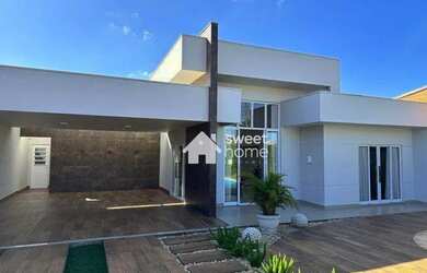 Imagem: A casa possui 3 Dormitórios, 2 Banheiros, 5 Vagas na garagem