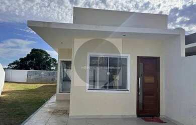 Imagem: A casa possui 3 Dormitórios, 2 Banheiros, 2 Vagas na garagem