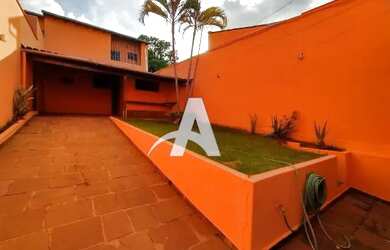 Imagem: A casa para alugar possui 3 Dormitórios, 1 Banheiro, 2 Vagas