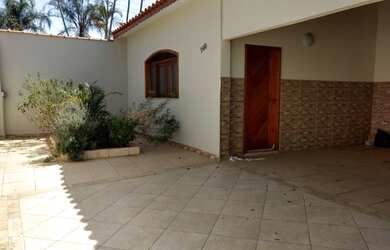 Imagem: A casa possui 3 Dormitórios, 2 Banheiros, 4 Vagas na garagem