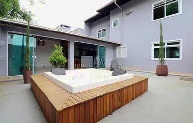 Imagem: A casa possui 3 Dormitórios, 2 Banheiros, 2 Vagas na garagem