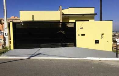 Imagem: A casa possui 3 Dormitórios, 2 Banheiros, 2 Vagas na garagem