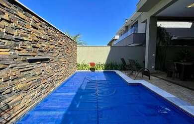 Imagem: A casa em condomínio possui 4 Dormitórios, 4 Banheiros, 4