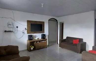 Imagem: A casa possui 3 Dormitórios, 2 Banheiros, 1 Vaga na garagem