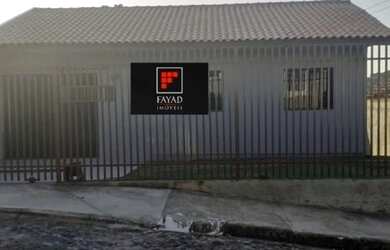 Imagem: A casa possui 3 Dormitórios, 1 Banheiro, 2 Vagas na garagem