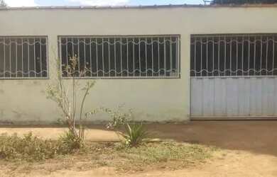 Imagem: A casa possui 3 Dormitórios, 1 Banheiro e 2 Vagas na garagem