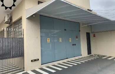 Imagem: O depósito para alugar possui 5 Vagas na garagem e 400m² de