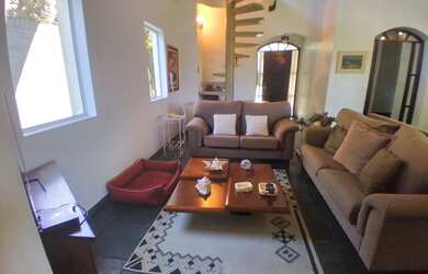 Imagem: A casa em condomínioe possui 4 Dormitórios, 5 Banheiros, 4