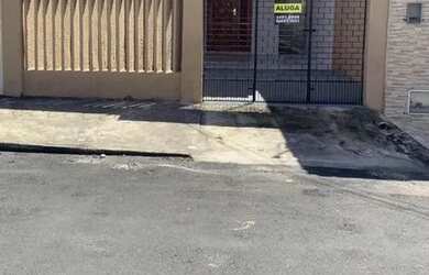 Imagem: A casa possui 3 Dormitórios, 3 Banheiros, 2 Vagas na garagem