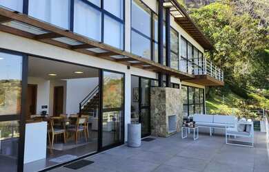 Imagem: A casa em condomínio possui 5 Dormitórios, 5 Banheiros, 3