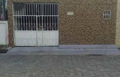 Imagem: A casa possui 3 Dormitórios, 2 Banheiros, 1 Vaga na garagem