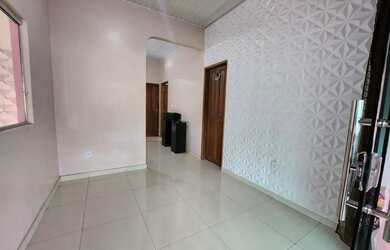 Imagem: A casa possui 4 Dormitórios, 3 Banheiros, 2 Vagas na garagem