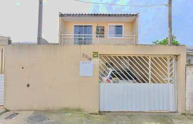 Imagem: A casa possui 3 Dormitórios, 1 Banheiro, 2 Vagas na garagem