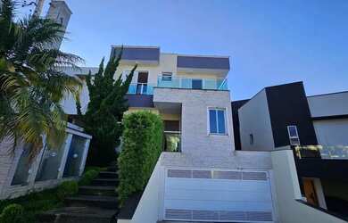 Imagem: A casa em condomínio possui 5 Dormitórios, 5 Banheiros, 4