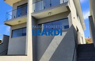 Imagem: A casa possui 3 Dormitórios, 3 Banheiros, 2 Vagas na garagem