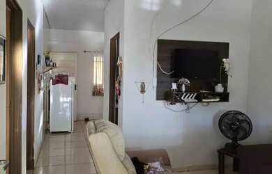 Imagem: A casa possui 2 Dormitórios e 1 Banheiro e está localizado