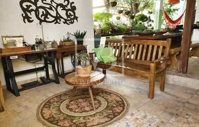 Imagem: A casa possui 2 Dormitórios, 2 Banheiros, 2 Vagas na garagem