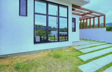 Imagem: A casa possui 3 Dormitórios, 2 Banheiros, 2 Vagas na garagem