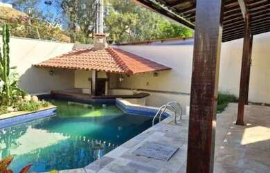 Imagem: A casa possui 4 Dormitórios, 4 Banheiros, 4 Vagas na garagem