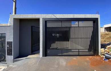 Imagem: A casa possui 3 Dormitórios, 2 Banheiros, 5 Vagas na garagem