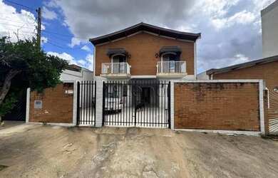 Imagem: A casa possui 4 Dormitórios, 3 Banheiros, 4 Vagas na garagem
