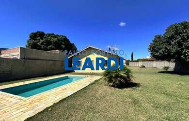 Imagem: A casa possui 3 Dormitórios, 3 Banheiros, 5 Vagas na garagem