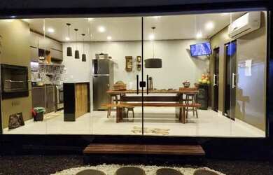 Imagem: A casa em condomínio possui 3 Dormitórios, 1 Banheiro, 2 Vagas