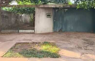 Imagem: A casa possui 2 Dormitórios, 2 Banheiros, 2 Vagas na garagem