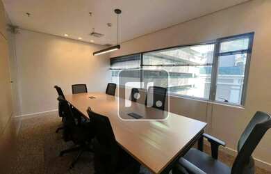 Imagem: O depósito possui 2 Vagas na garagem, 70m² de Área e está