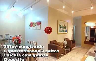 Imagem: A casa possui 3 Dormitórios, 1 Banheiro, 2 Vagas na garagem