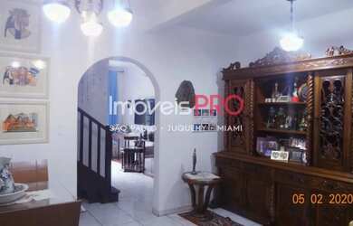 Imagem: A casa possui 4 Dormitórios, 3 Banheiros, 3 Vagas na garagem