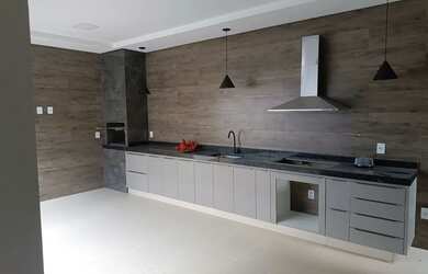 Imagem: A casa possui 3 Dormitórios, 3 Banheiros, 2 Vagas na garagem