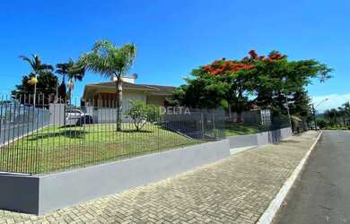 Imagem: A casa possui 3 Dormitórios, 2 Banheiros, 3 Vagas na garagem