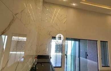 Imagem: A casa possui 3 Dormitórios, 2 Banheiros, 4 Vagas na garagem