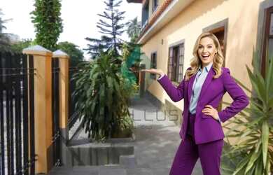 Imagem: A casa possui 3 Dormitórios, 2 Banheiros, 4 Vagas na garagem