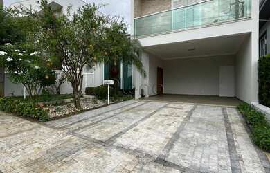 Imagem: A casa em condomínio possui 4 Dormitórios, 4 Banheiros, 1