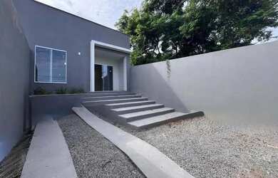 Imagem: A casa possui 3 Dormitórios, 2 Banheiros, 1 Vaga na garagem