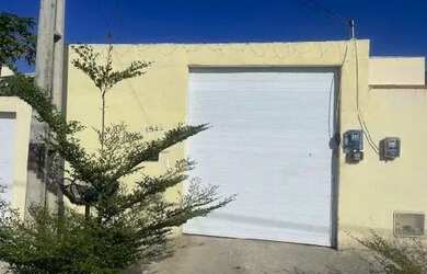 Imagem: A casa possui 2 Dormitórios, 1 Banheiro, 1 Vaga na garagem