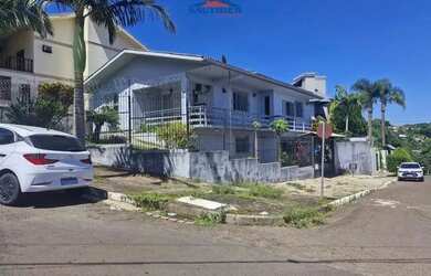 Imagem: A casa possui 3 Dormitórios, 3 Banheiros, 3 Vagas na garagem