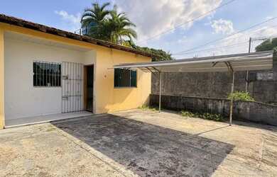 Imagem: A casa possui 2 Dormitórios, 1 Banheiro, 2 Vagas na garagem