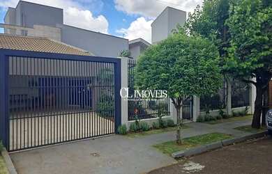 Imagem: A casa possui 5 Dormitórios, 4 Banheiros, 4 Vagas na garagem